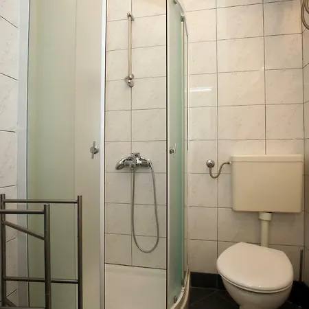 Buric ゲストハウス プーラ